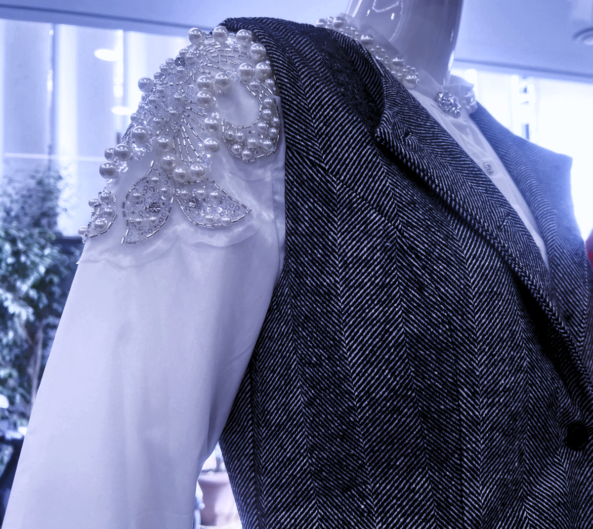 Woman's shirt with pearls - Image 1