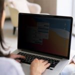 Film Privacy MacBook Pro 16" (M4 / M3 / M2) – Finition mate, pose magnétique, vision confidentielle - Image 2